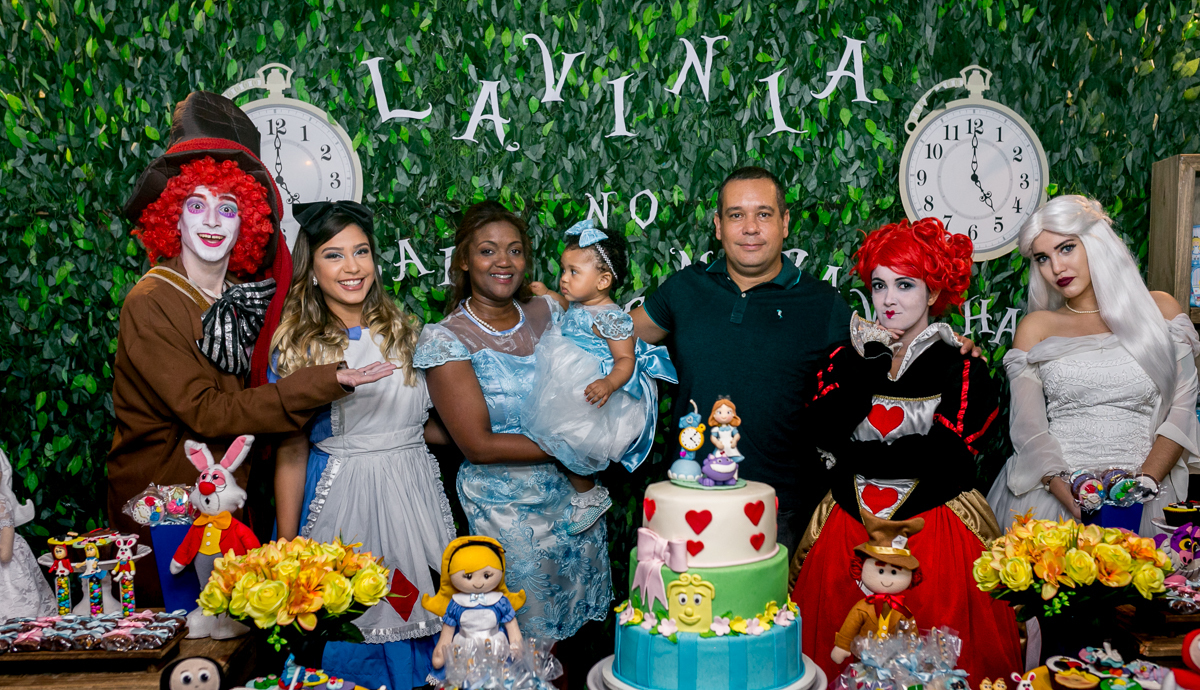 Decoração mesa com bolo Fake Alice no país Das maravilhas