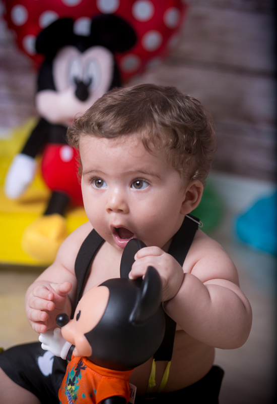 Fotografia de criança em estúdio tema Mickey mouse