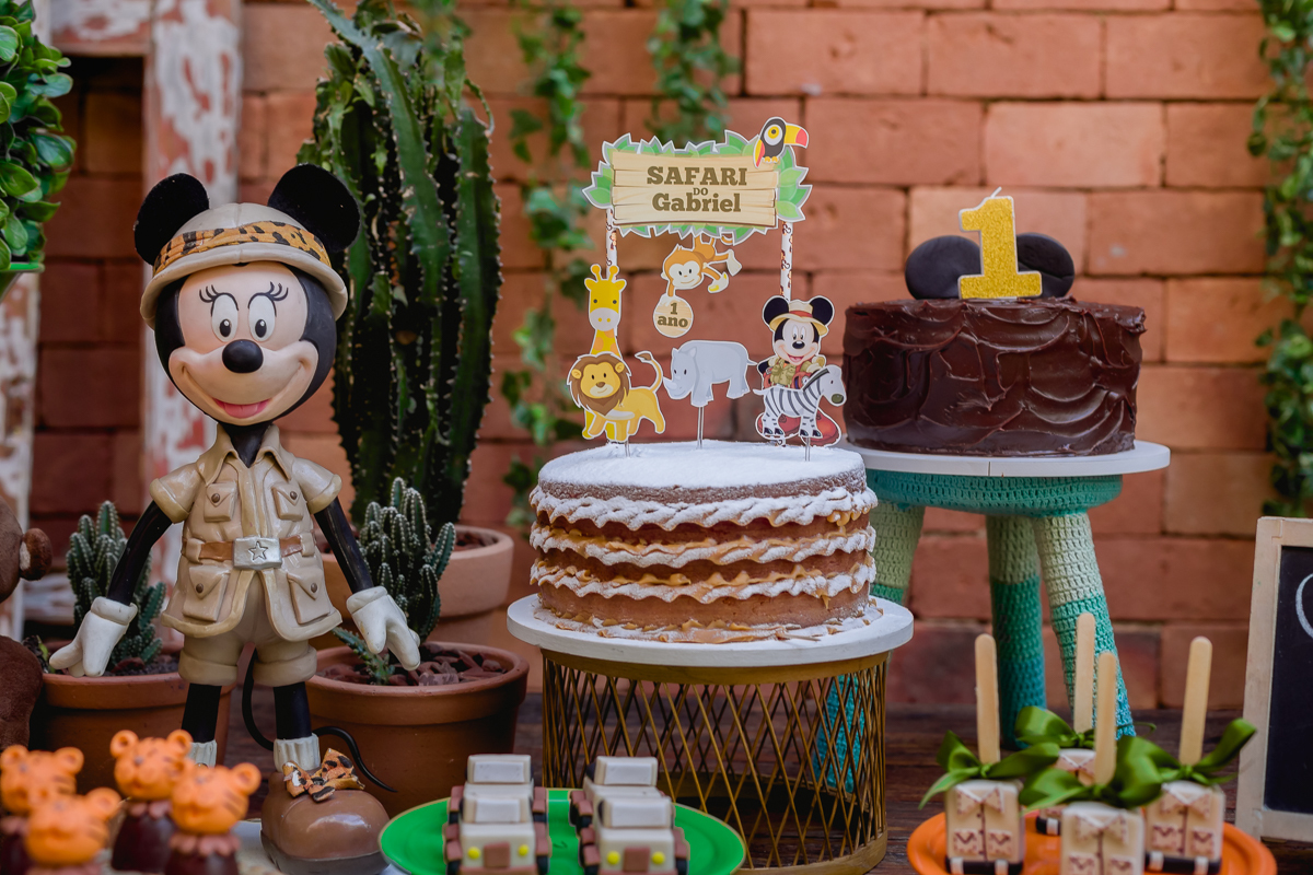 Bolos decorando  mesa tema Mickey Safari em Espaço Pitanga Pitangueira  casa de Festas