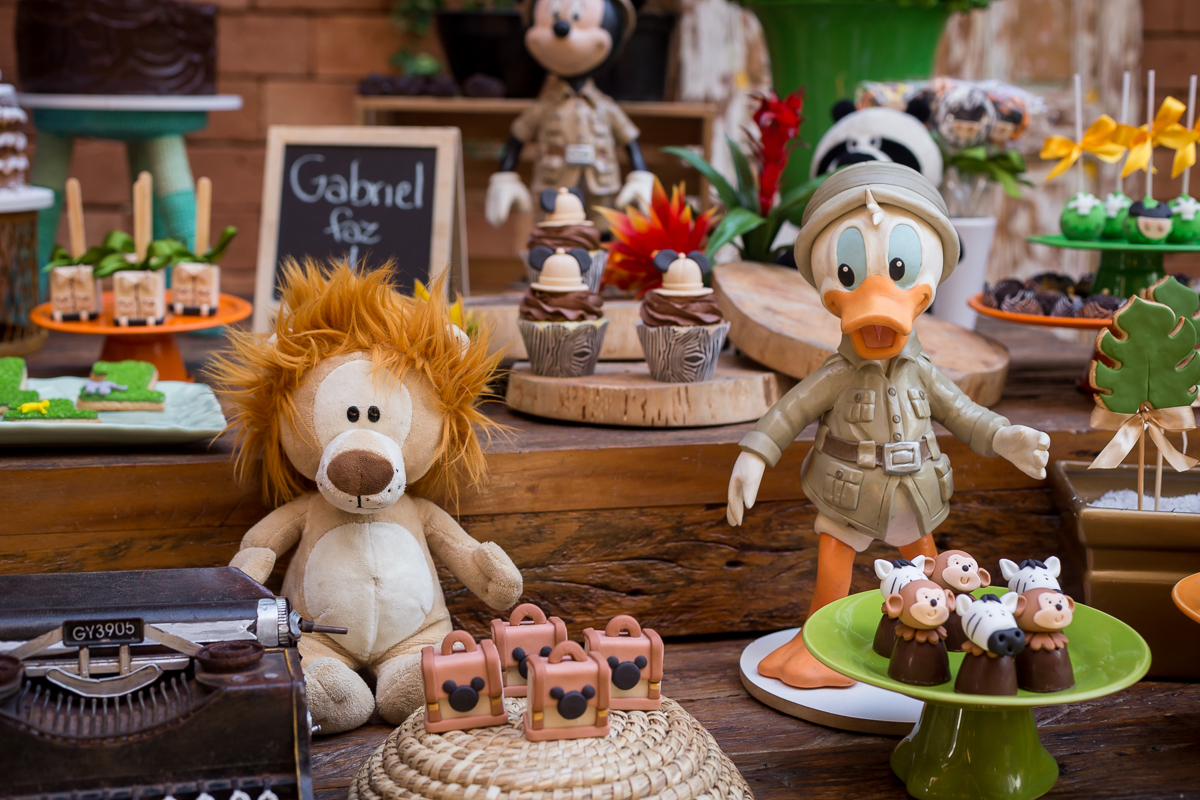 Docinhos decorados Safári em mesa em espaço Pitanga Pitangueira as de festa
