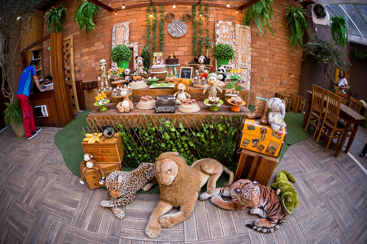 Decoração Mickey Safári em festa de 1 ano no espaço Pitanga Pitangueira Casa de Festa