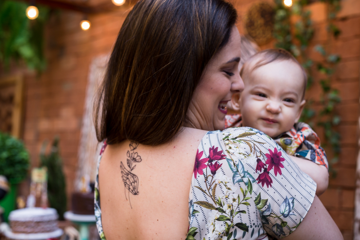 Mãe com seu filho no colo em sua festa comemorada em espaço Pitanga Pitangueira Casa de festas