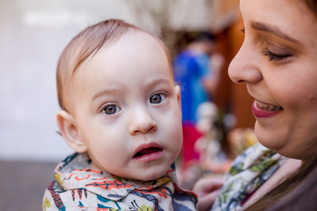 Mamãe segurando filho no colo em seu aniversário de 1 ano em  Espaço Pitanga Pitangueira Casa de festas