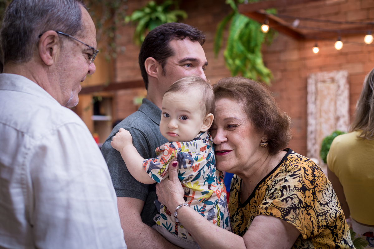 Chamego da vovó com seu neto na festa de 1 ano realizada Espaço Pitanga Pitangueira Casa de festas-Botafogo 