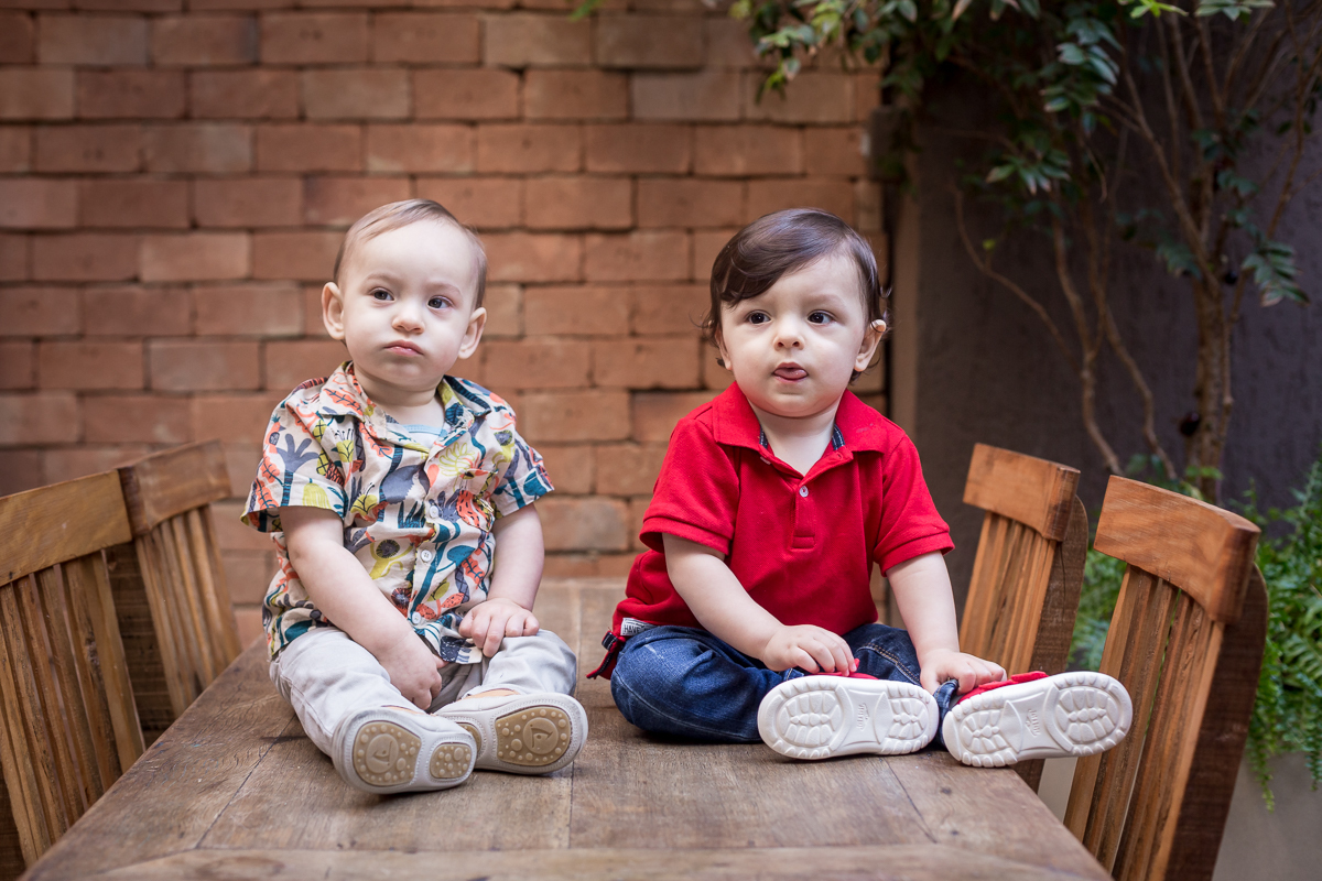 Bebês em cima da mesa em aniversário do Safari do Gabriel em Espaço Pitanga Pitangueira Casa de Festas-Botafogo/RJ