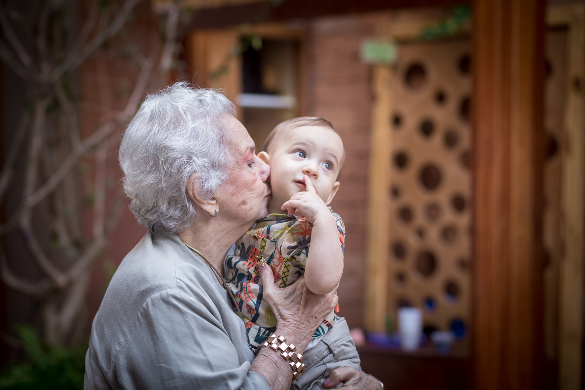 Bisavó dando beijinho em seu bisneto em sua festa de 1 no realizada no espaço Pitanga Pitangueira casa de festas 