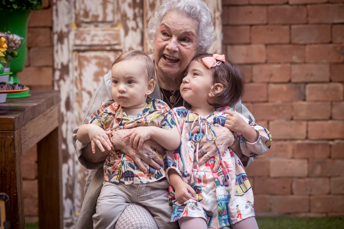 Foto de bisavó com seus netos em aniversário no espaço Pitanga Pitangueira Festas
