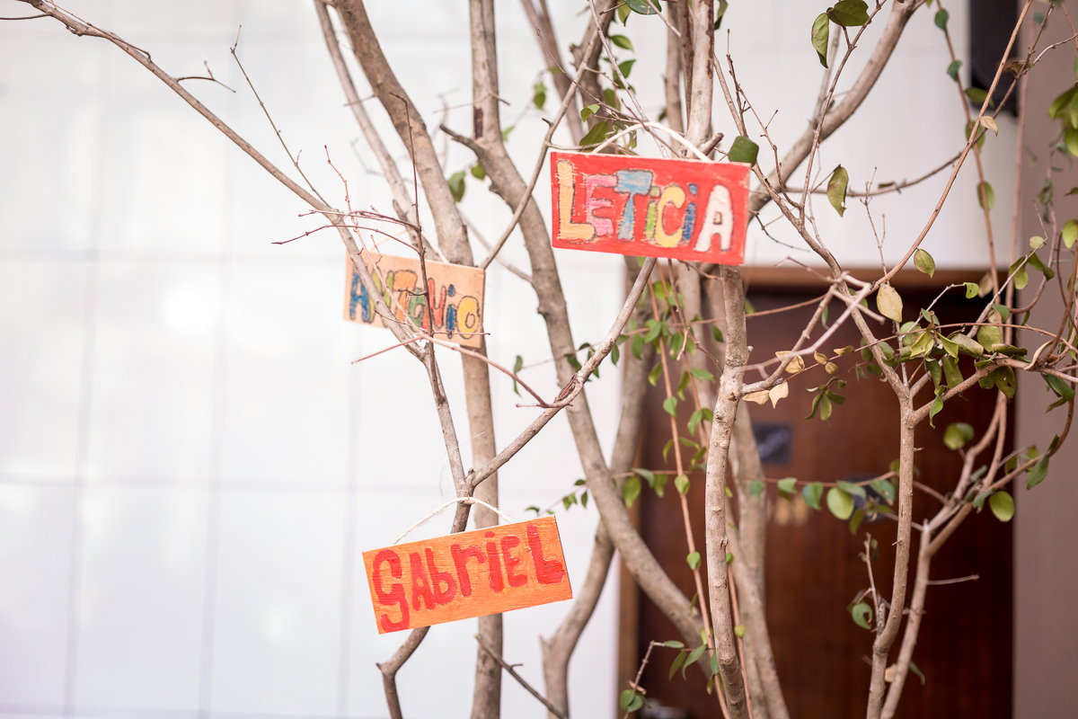 Plaquinhas  pintadas em atividades lúdicas em Espaço Pitanga Pitangueira Casa de Festas