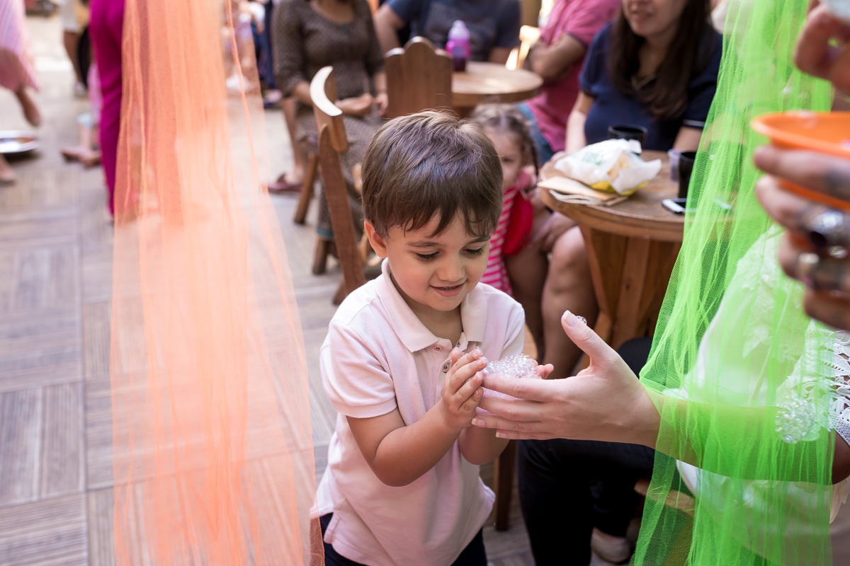 Bolinhas de sabão em atividade lúdica  em espaço pitanga pitangueira casa de festas-Rua Paulino Fernandes, 36