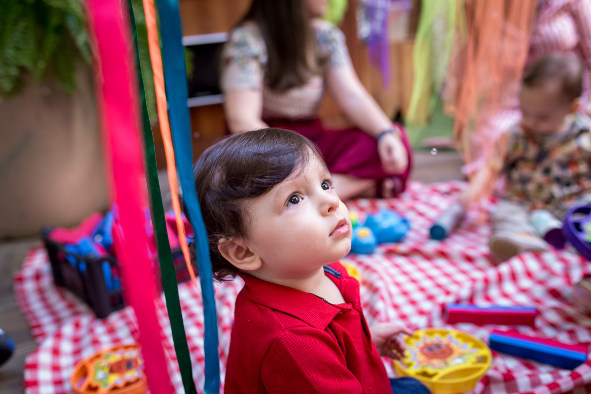 bebê em festa com brincadeiras lúdicas usando tecidos em espaço pitanga pitangueira casa de festas