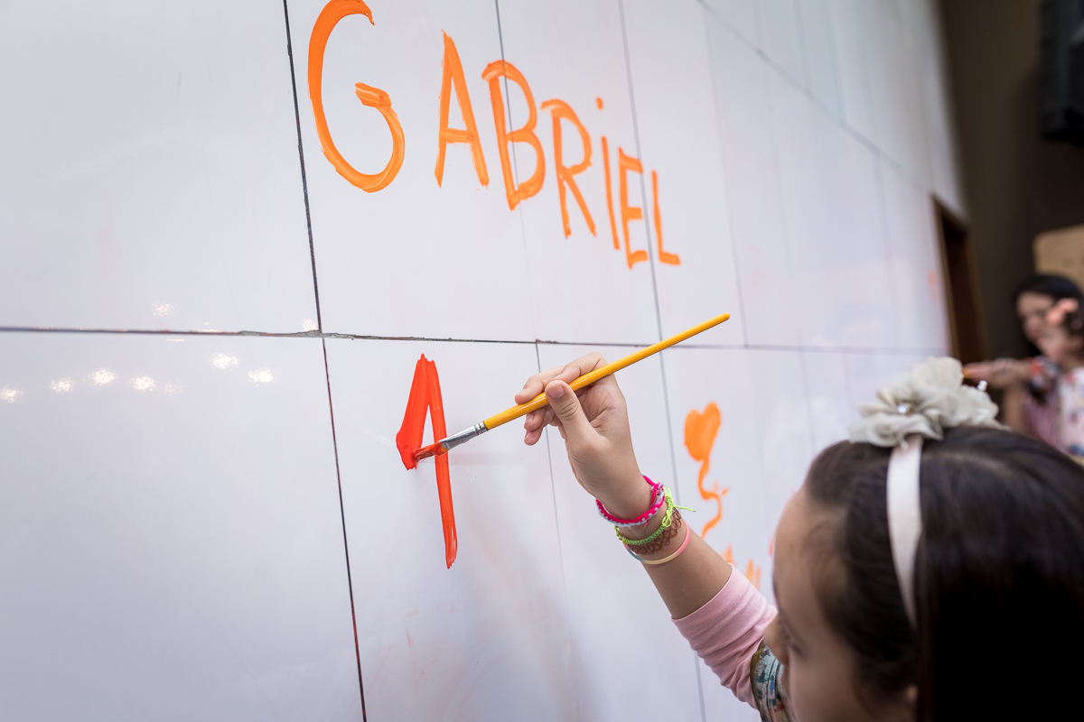 pintando parede em espaço pitanga pitangueira casa de festas-