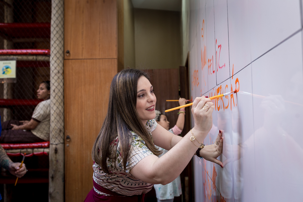Mamãe pintando parede em espaço pitanga pitangueira casa de festas-botafogo