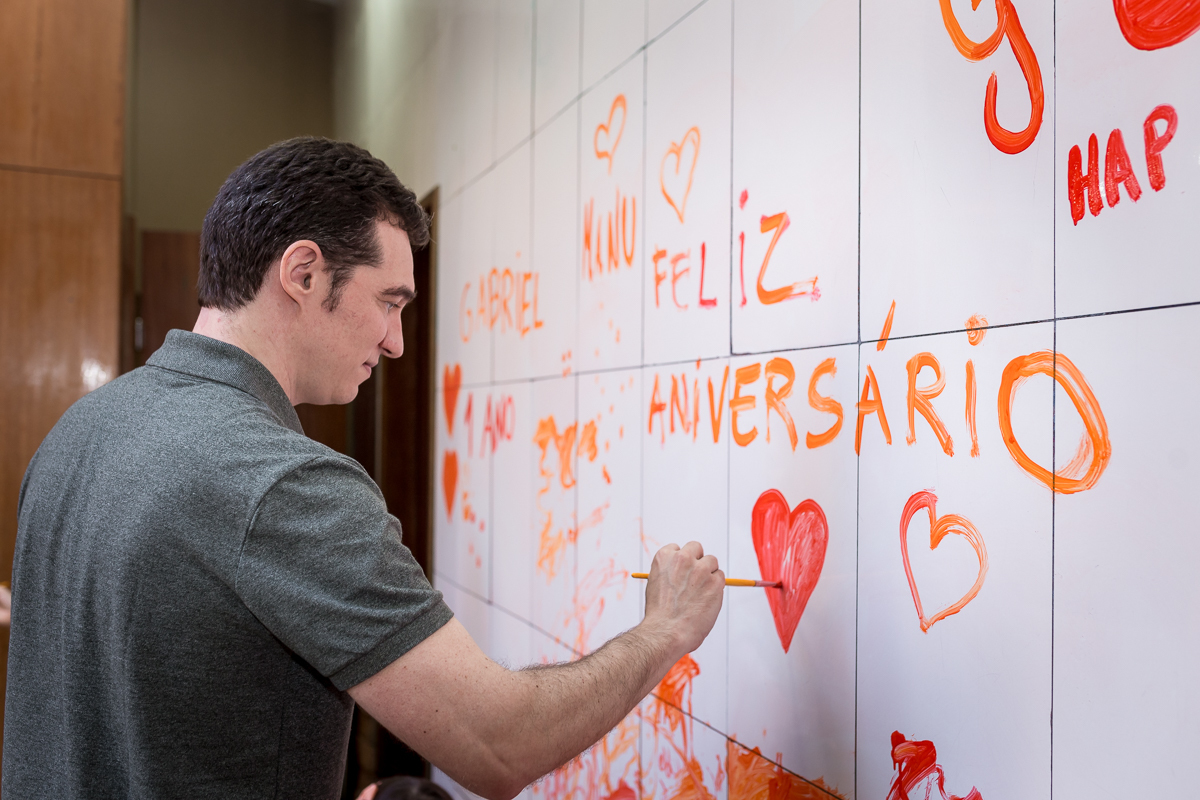 papai pintando na parede do espaço pitanga pitangueira casa de festas-RJ