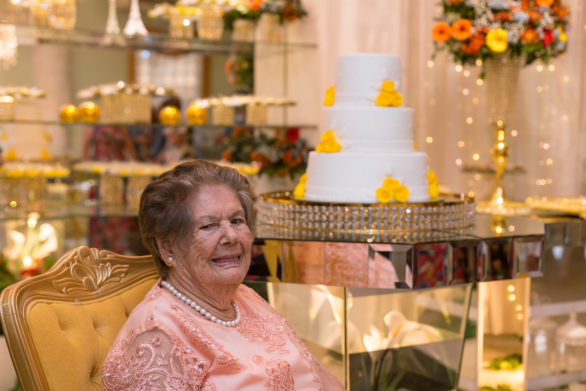 Dona Maria da Glória em sua festa de 97 anos na Casa Paris em-Padre Miguel