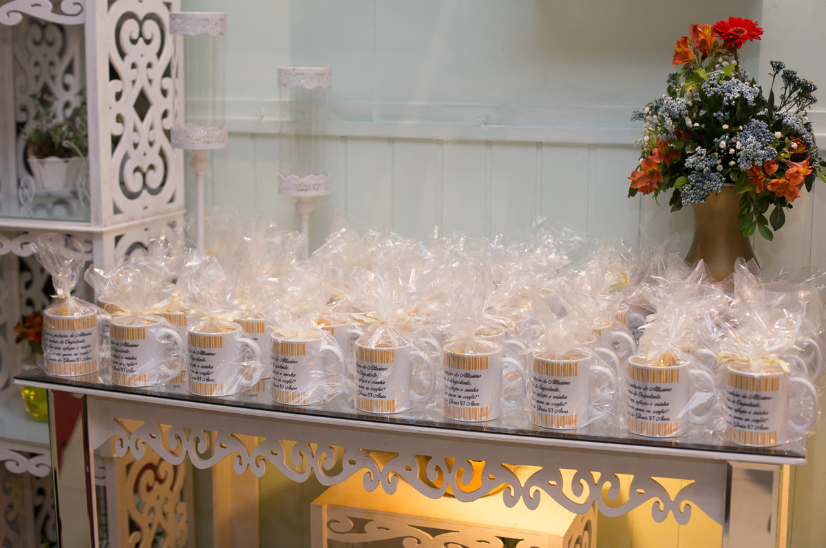 Caneca de porcelana em festa de 97 anos em Casa de Festa Paris-Padre Miguel