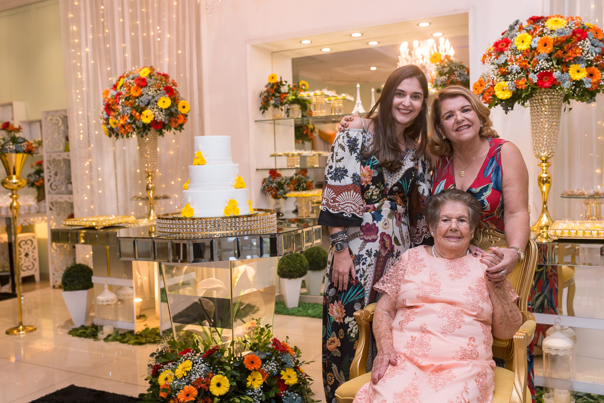 Fotografia afetiva de família em aniversário de 97 anos em Casa de festas Paris-Padre Miguel