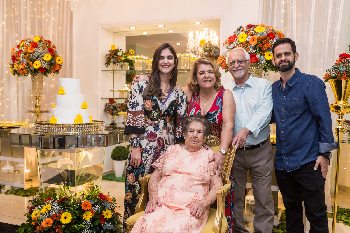 Fotografia de família em aniversário 97 anos em Casa Paris-Padre Migeuk