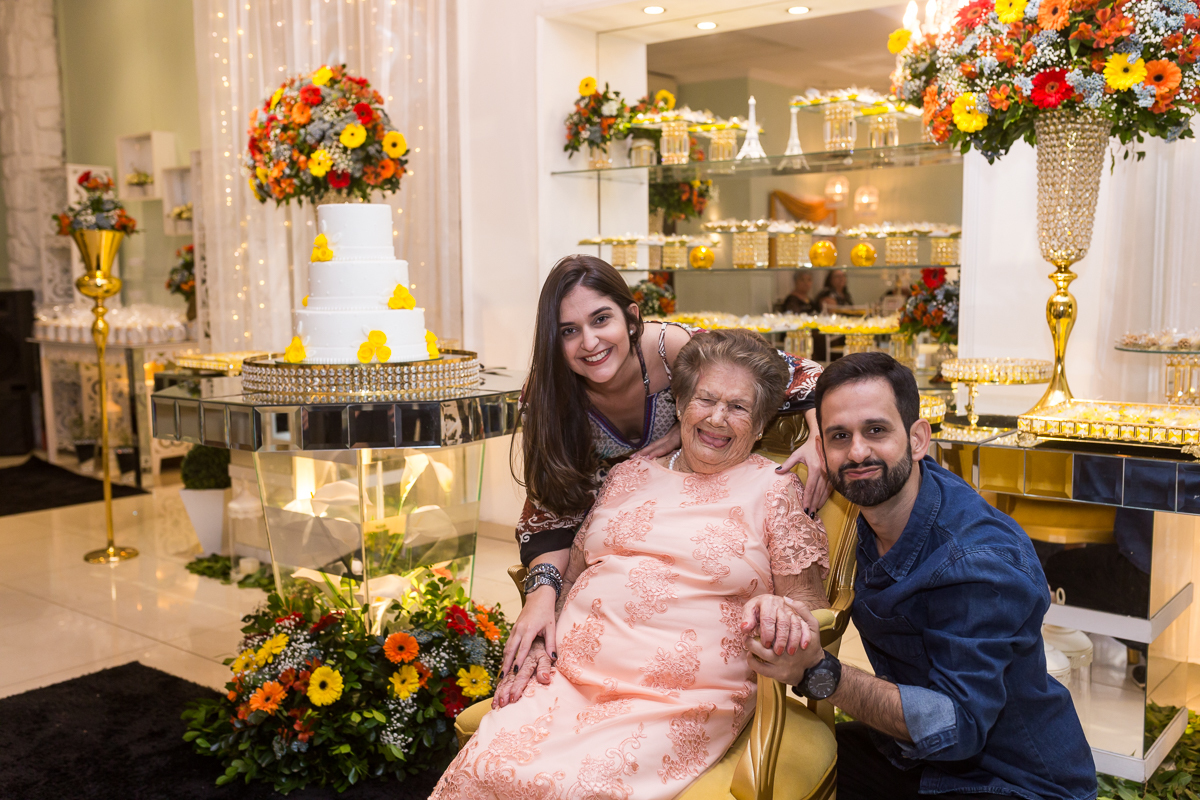 Fotografia avó junto com netos em seu aniversário realizado na Casa Paris-Padre Miguel