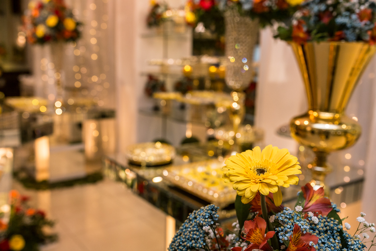Arranjos de flores em casa de Festas