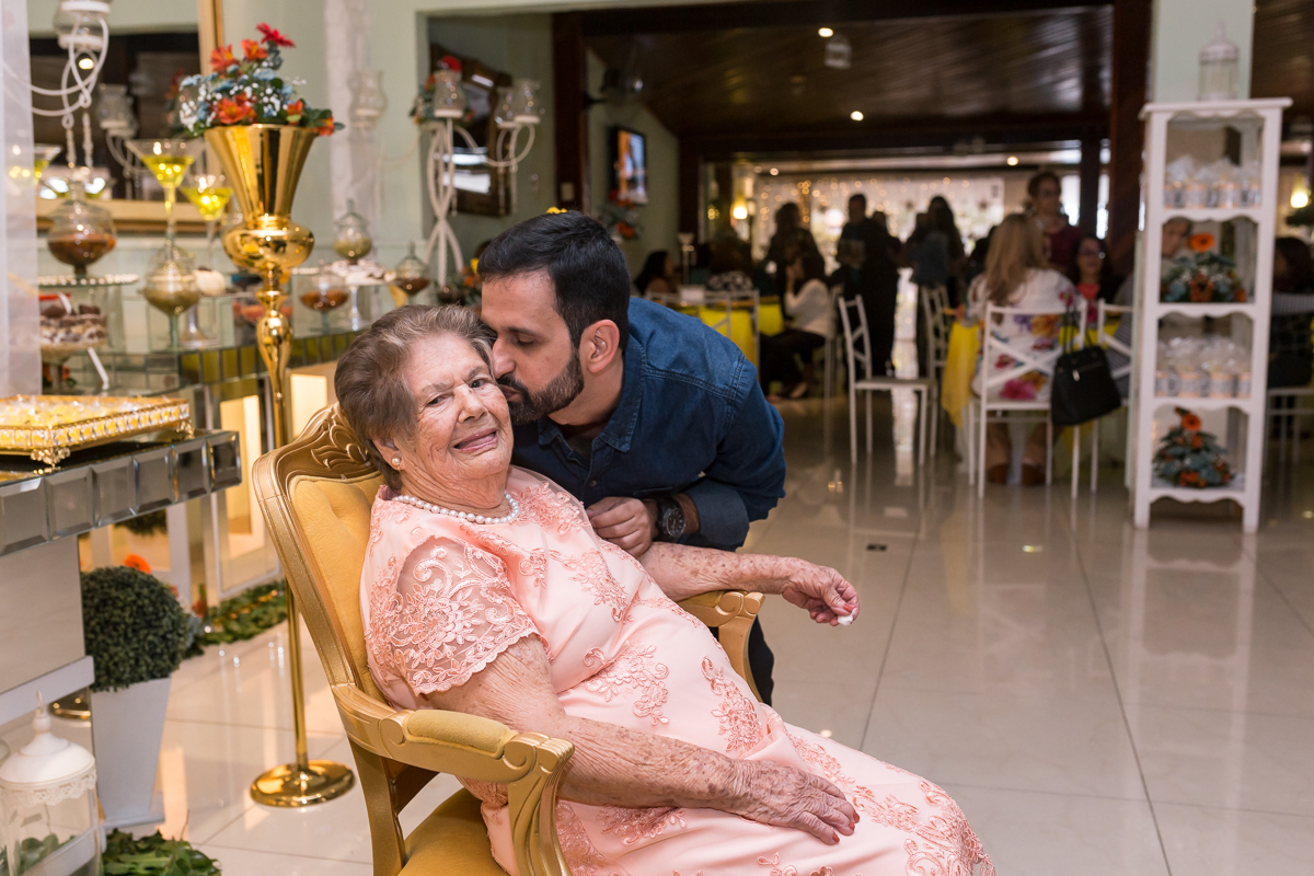 Neto dando beijo em sua avó na comemoração de seu aniversário em Casa Paris-Padre Miguel