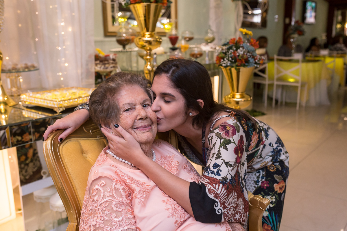 Neta com sua avó em comemoração dos seus 97 anos realizados em Casa Paris-Padre Migeuk