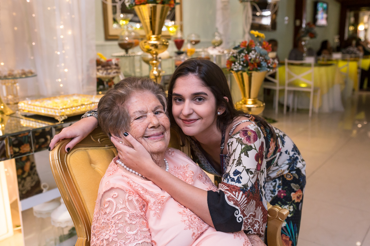 Foto de nta junto com sua vó em festa de comemoração 97 anos da Dna. Glória em Casa Paris-Padre Miguel