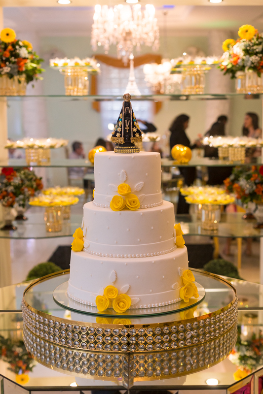 Bolo de 3 andares com rosas amarelas em aniversário de 97 anos em Casa Paris-Padre Miguel