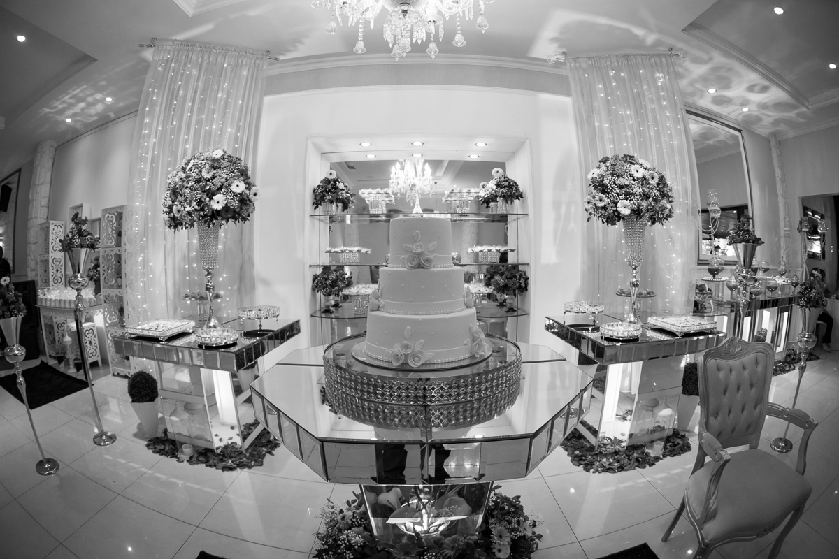 Decoração Mesa do Bolo com arranjos de flores na Lateral na Case de Festas Paris-Padre Miguel