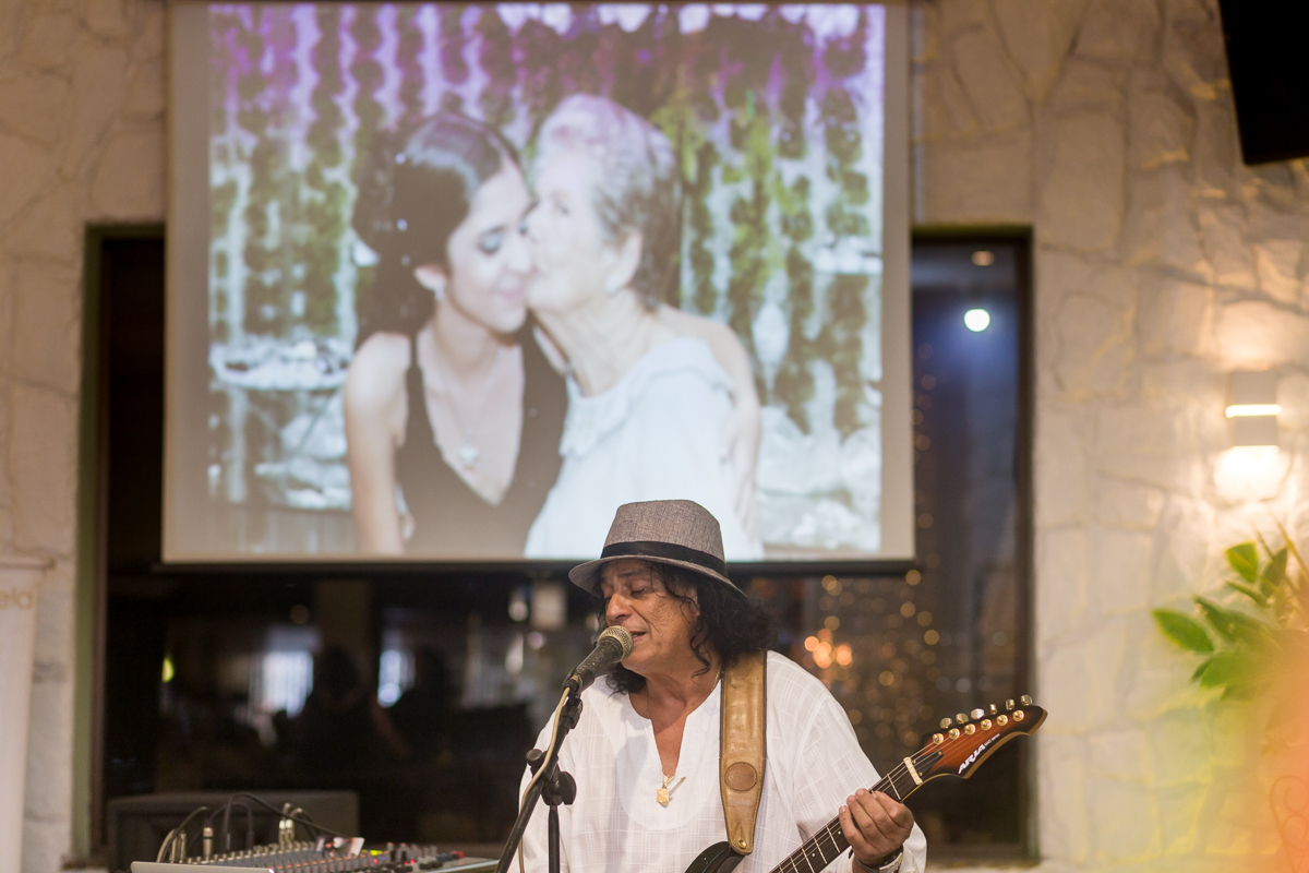 Música ao vivo  com Renato Santa Cruz em aniversário  na Casa Paris RJ