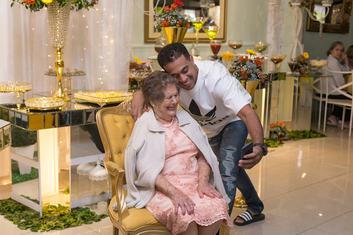 Selfie com aniversariante na Casa Paris em Padre Miguel