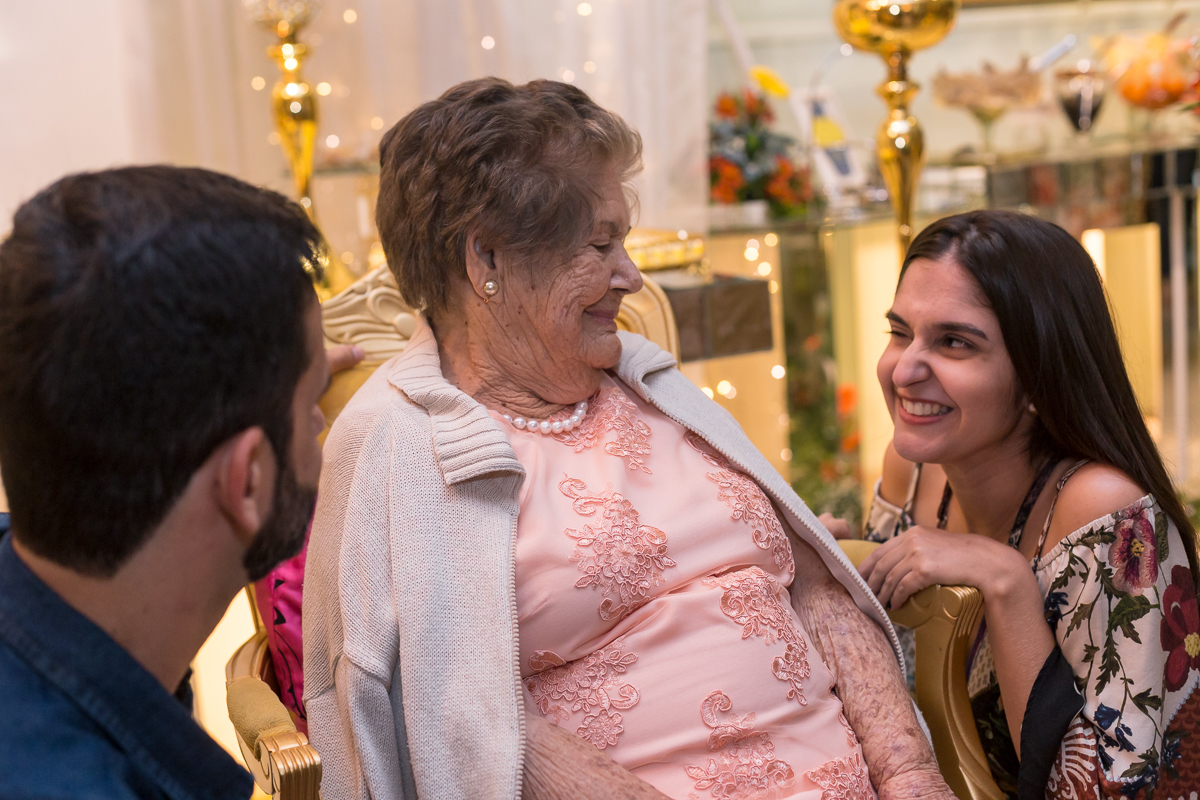 Aniversariante junto com seus netos  em festa na Casa Paris-Padre Miguel