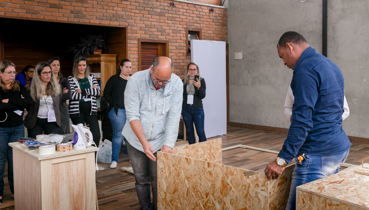Montagem das mesas para Workshop em espaço