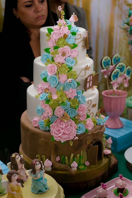 Bolo de flores tema jardim das fadas em espaço festa João e Maria RJ
