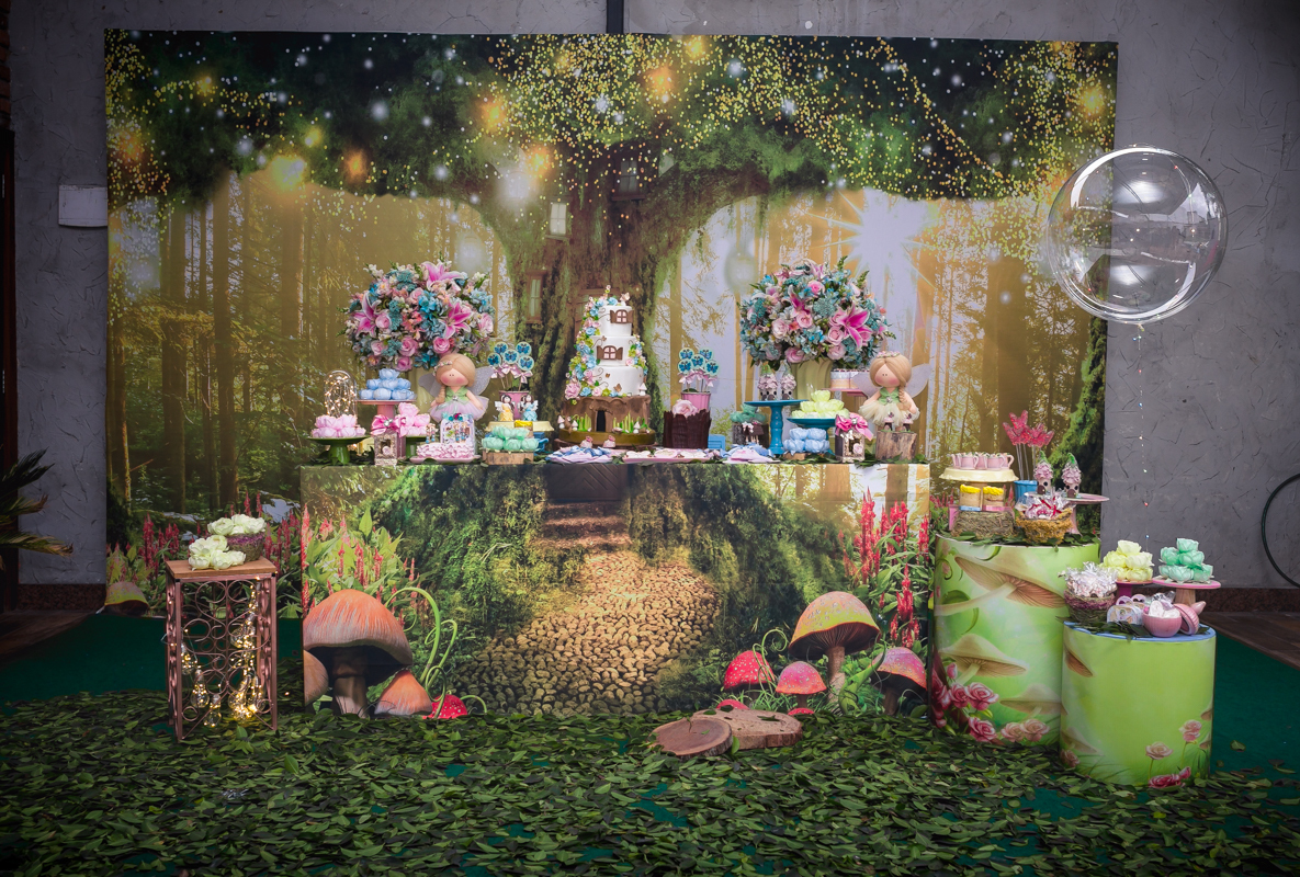 Decoração com painel sublimado tema Jardim das Fadas em espaço festa João e Maria-Bangu
