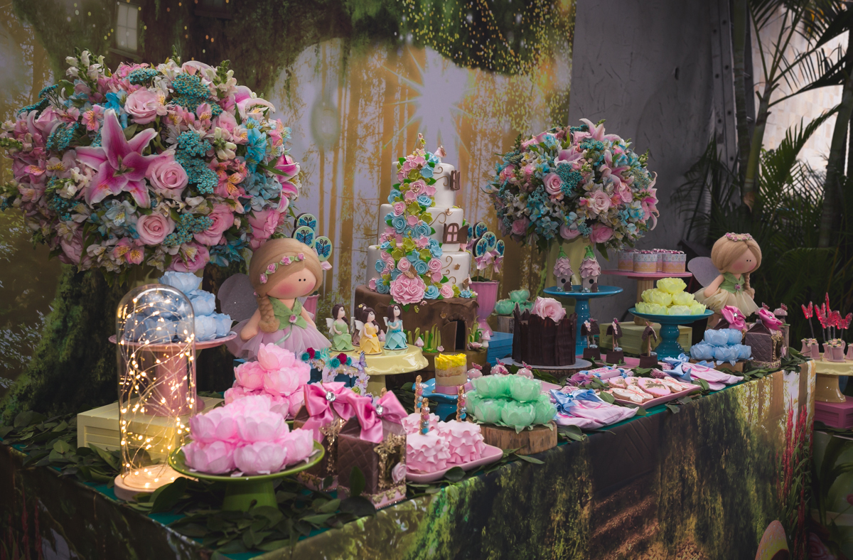 Mesa jardim das fadas com arranjos natureis de flores em espaço festa Hoão e Maria-RJ