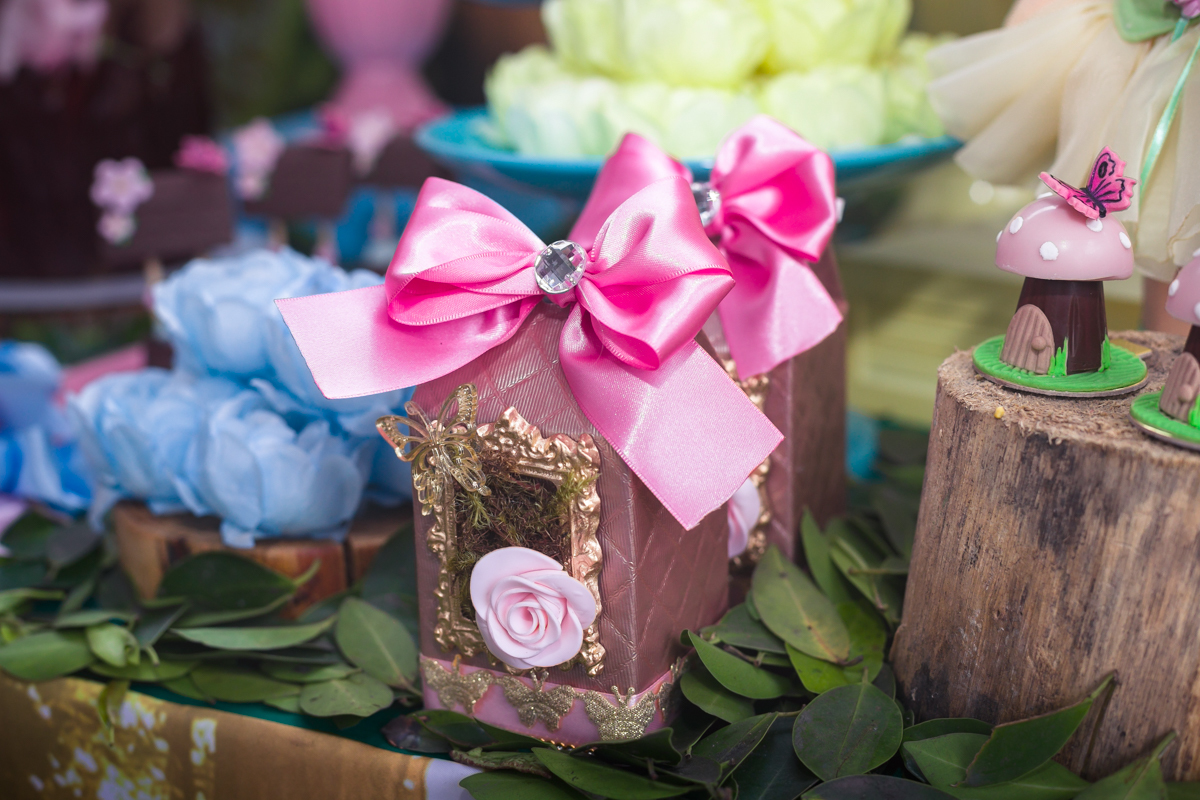 Decorados de luxo em Mesa tema jardim das fadas em espaço festa  João e Maria-Bangu