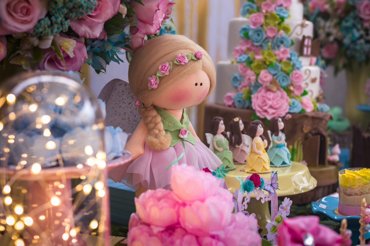 Mesa tema fadas com redoma de vidro e luzes dentro em espaço festa João e Maria/RJ