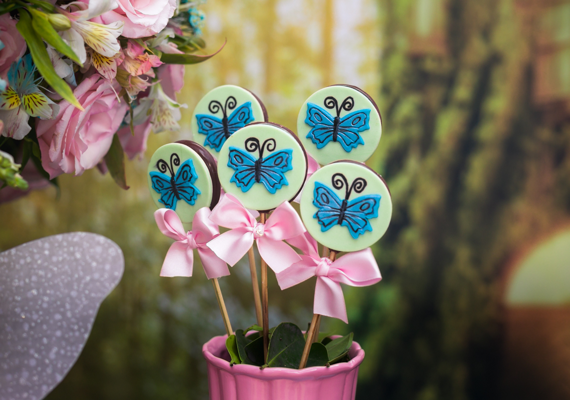 Pirulito decorado com borboletas em festa Jardim das fadas em espaço festa João e Maria/Bangu 