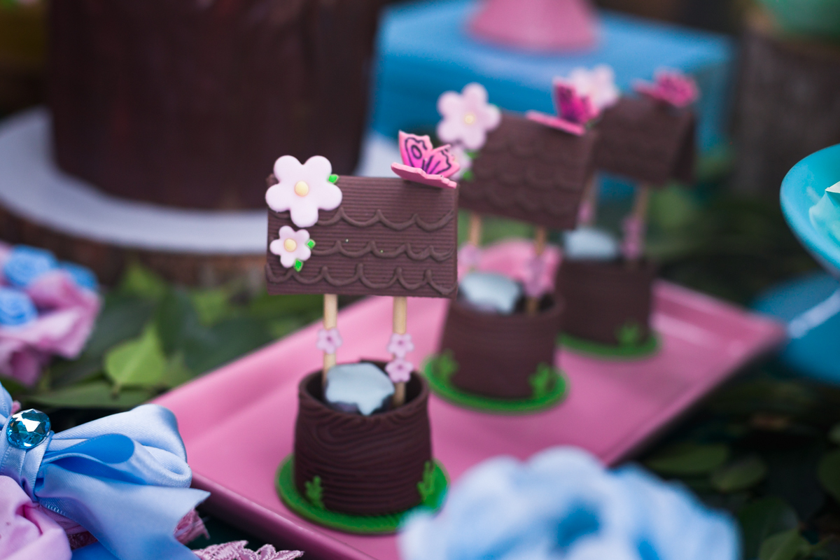 Doces decorados pra festa tema Jardim das fadas em casa de festa João e Maria-Bagu