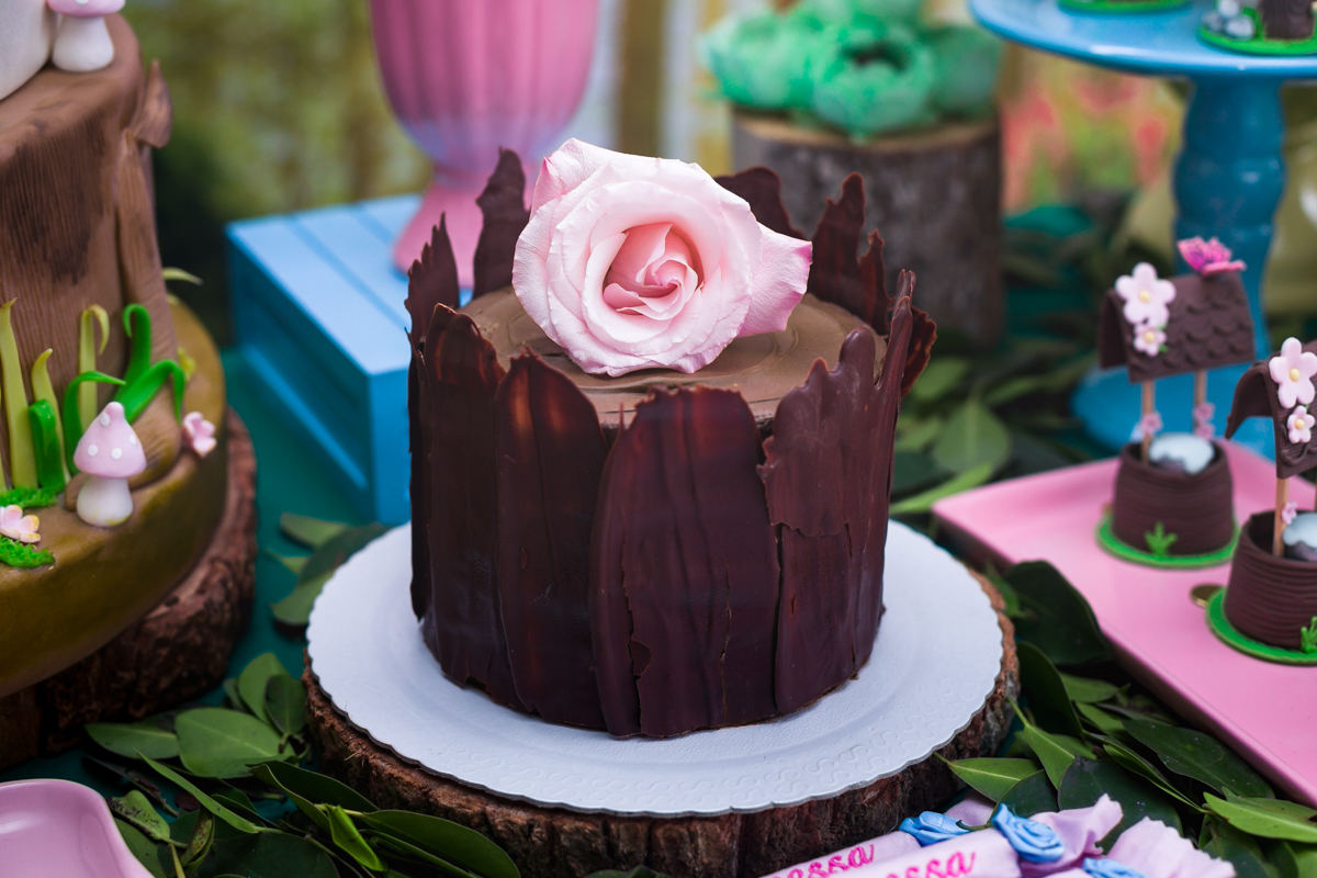 Bolo decorado com lascas de chocolate para festa jardim das fadas em espaço festa João e Maria-Bangu 
 