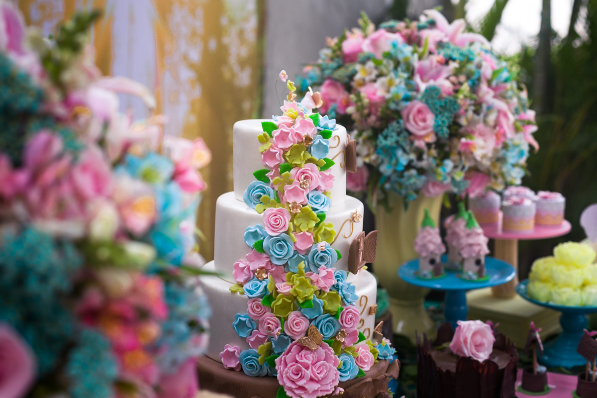 Bolo decorado fake tema jardim das fadas para o curso decorar em espaço festa João e Maria RJ