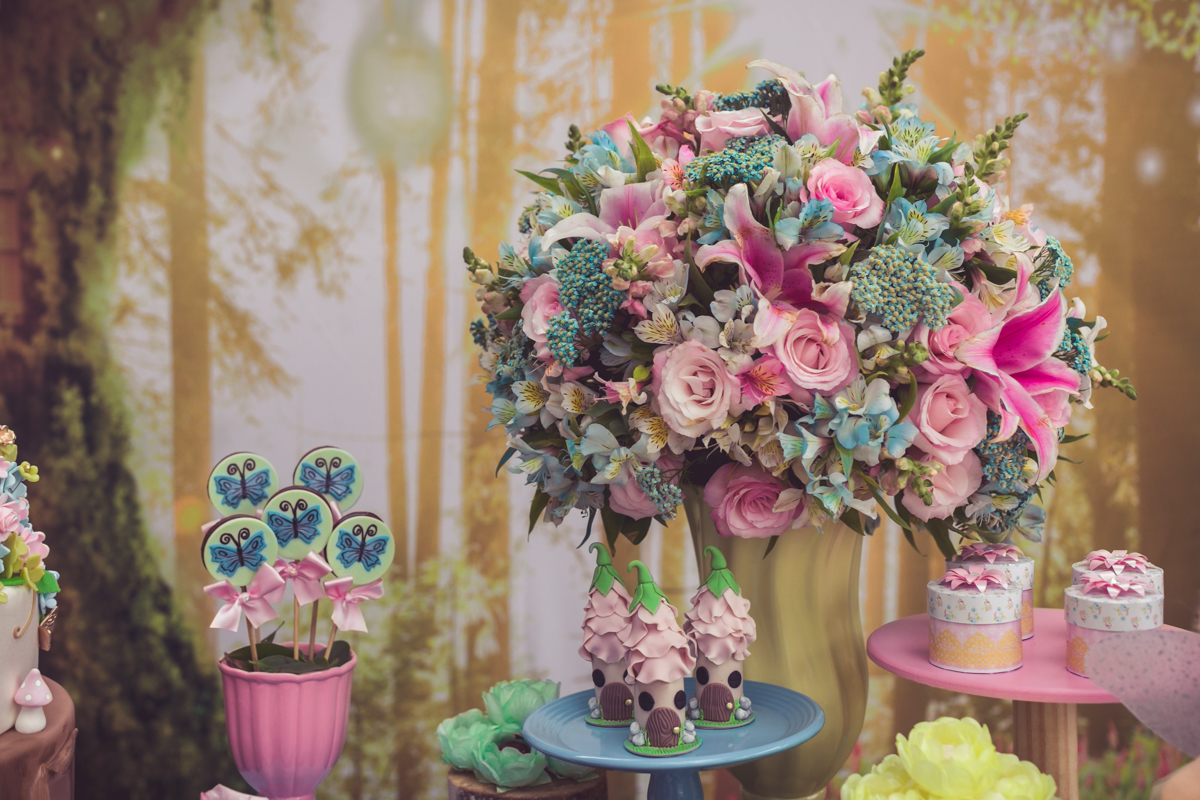 Decoração com arranjos de flores naturais da Cibele flores em espaço festa João e Maria-Bangu