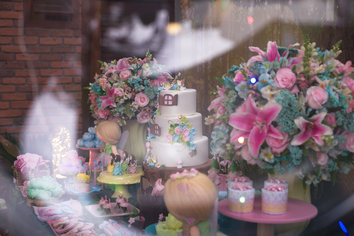 Mesa decorada jardim das fas em espaço festa João e, Maria-Bangu