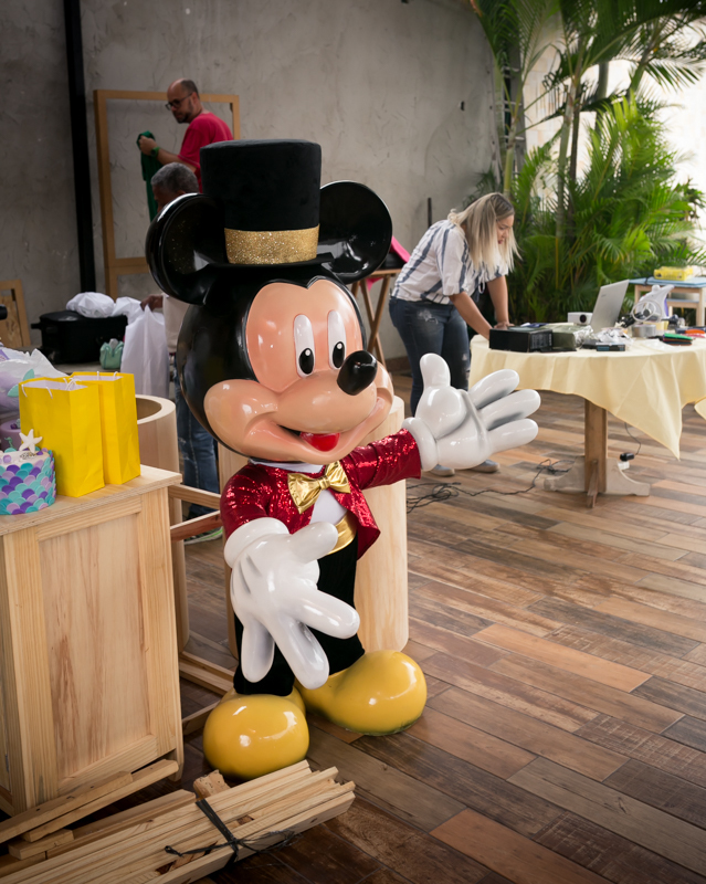 Escultura Mickey do Artfest em espaço festa João e Maria