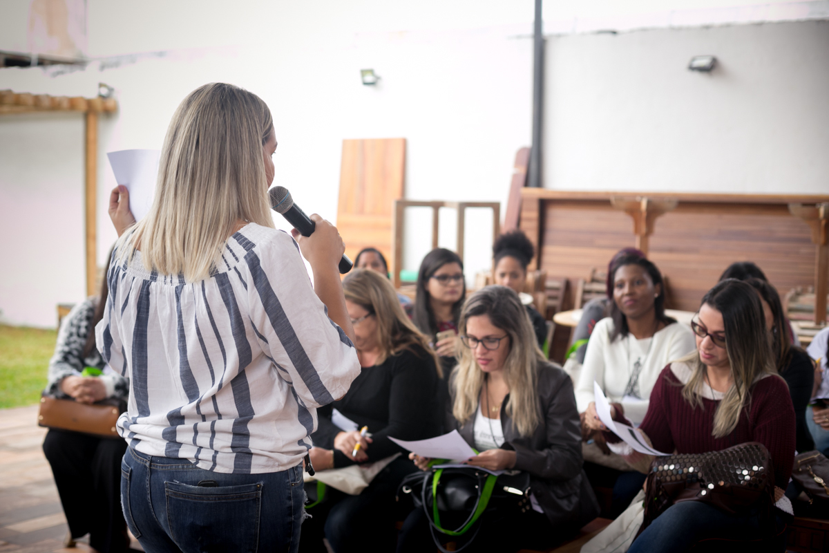 Wanessa Mark em seu workshop decorar em espaço festa João e Ma