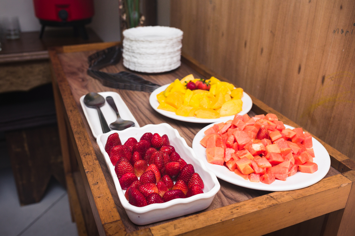 Mesa de frutas no Coffee Break  equipe Choco Paes em evento no espaço festas João e Maria em Bangu