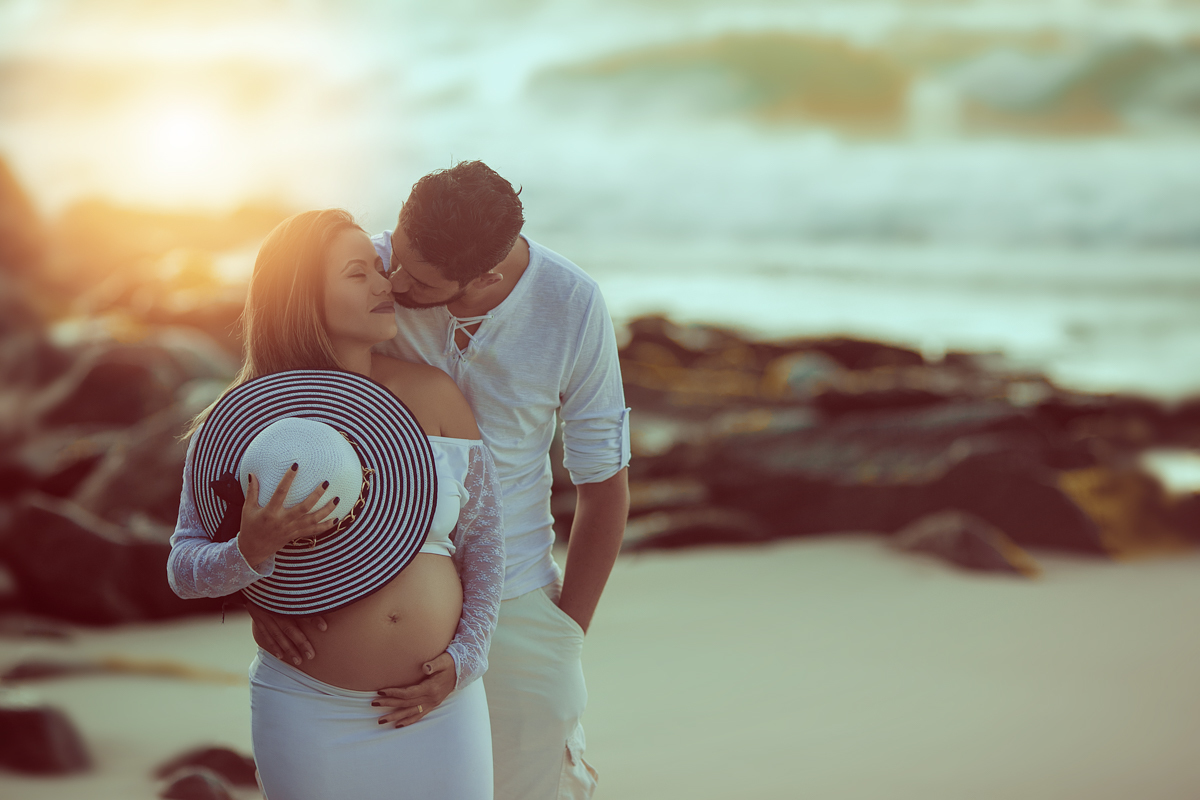 Gestante junto com seu esposo em ensaio fotográfica na prainha/RJ