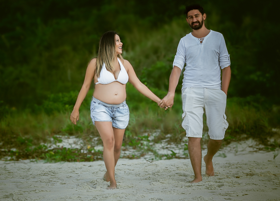 Gestante caminha na praia de Grumari em seu ensaio fotográfico externo