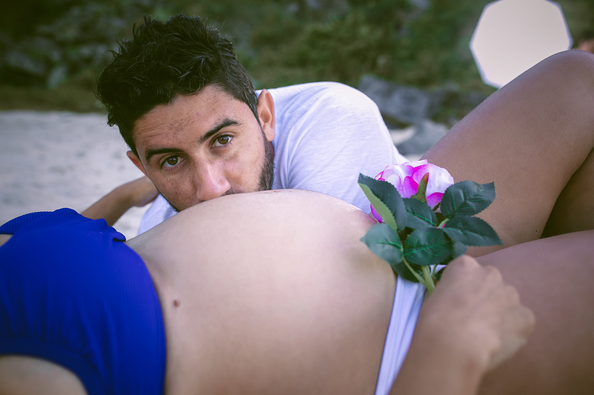 Esposo beija barriga de sua gestante em ensaio externo/Prainha