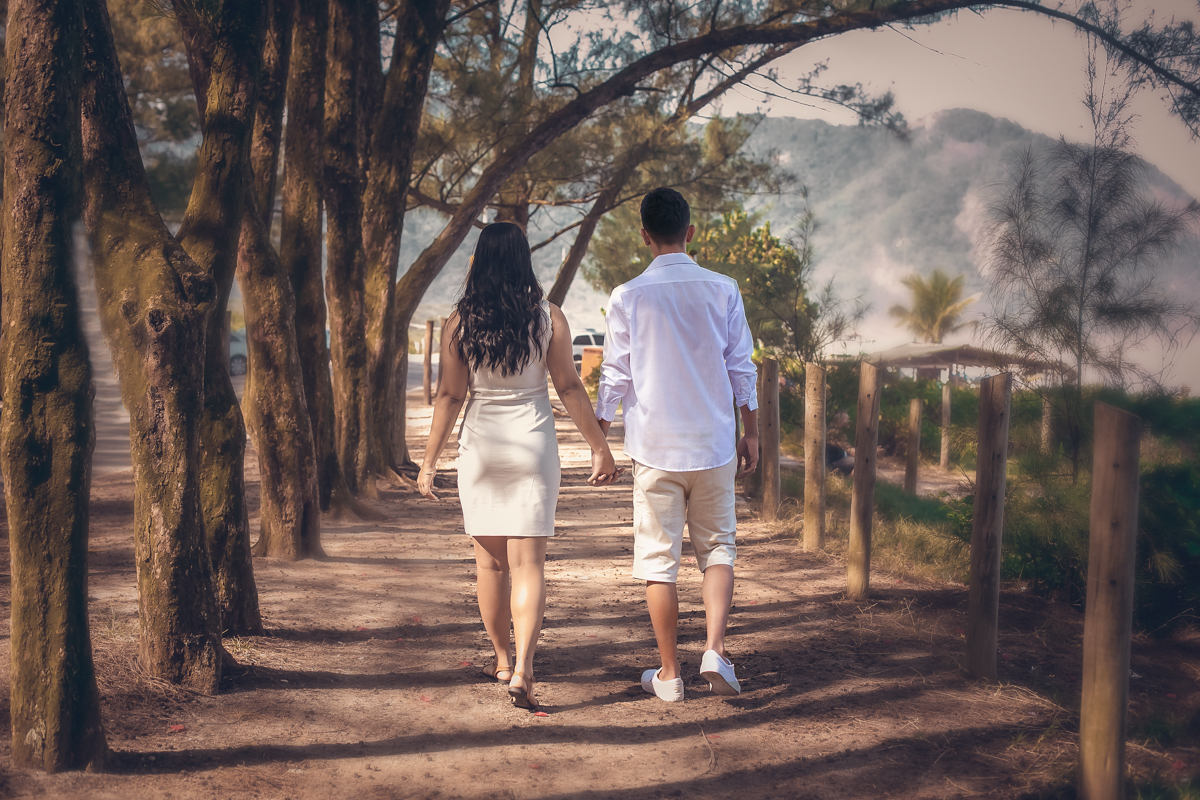 Ensaio Pré-Casamento Casal andando em seu ensaio na praia de Grumari/RJ